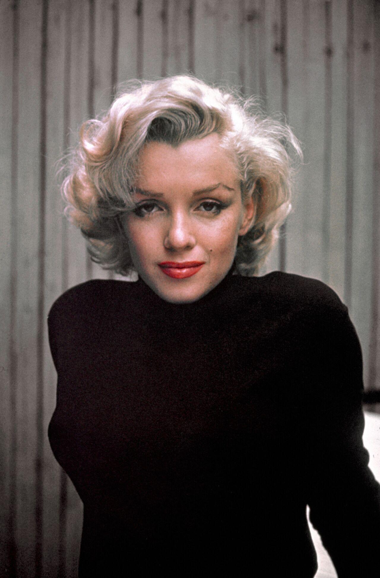 Early Life
She developed stutter as a child. Monroe developed a stutter during her two years at the Los Angeles Orphans’ Home in the mid-1930s and it lingered into her teens. That the woman behind one of history’s most imitated voices once struggled to speak is quietly extraordinary Early Life
She developed stutter as a child. Monroe developed a stutter during her two years at the Los Angeles Orphans’ Home in the mid-1930s and it lingered into her teens. That the woman behind one of history’s most imitated voices once struggled to speak is quietly extraordinary